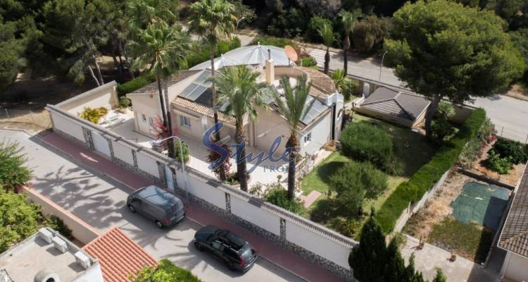 Se vende villa de estilo clásico cerca de la playa en Campoamor, Costa Blanca, España. ID1722