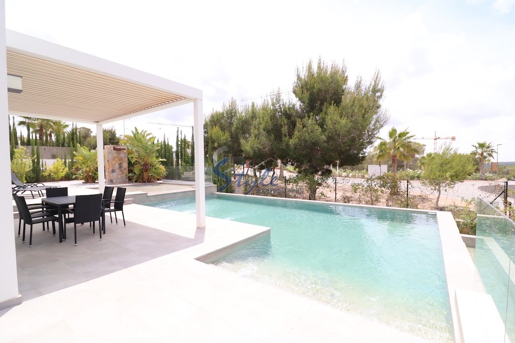 Comprar villa de lujo con zonas ajardinadas y piscina en Las Colinas Golf & Country Club, Villamartín, Orihuela Costa. id 6050