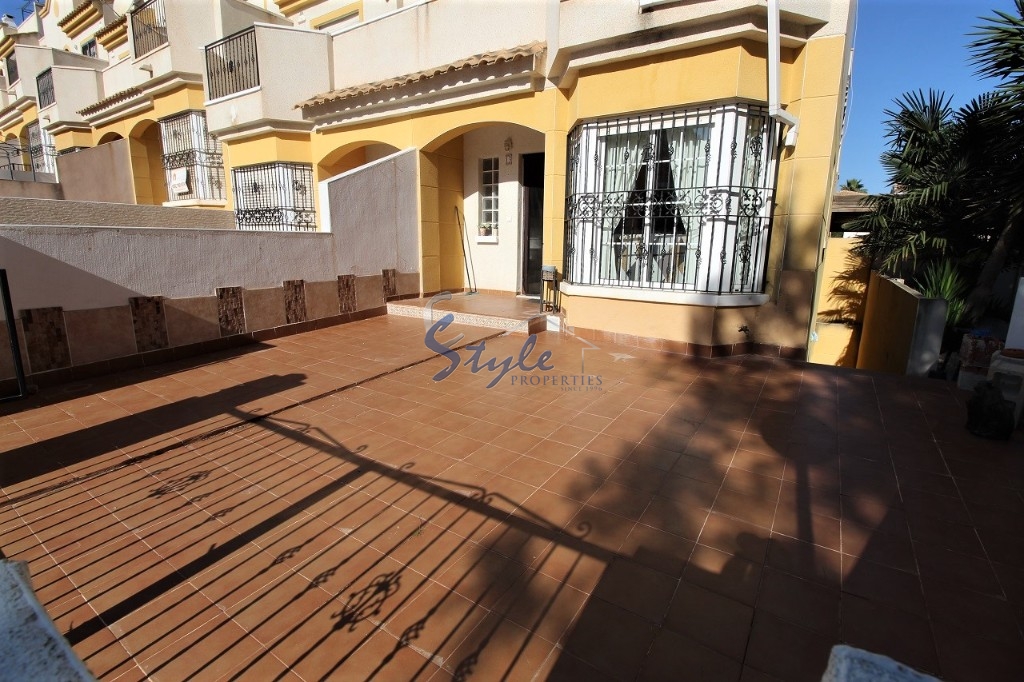 Buy townhouse with garden and porch in Torrevieja. ID 6064