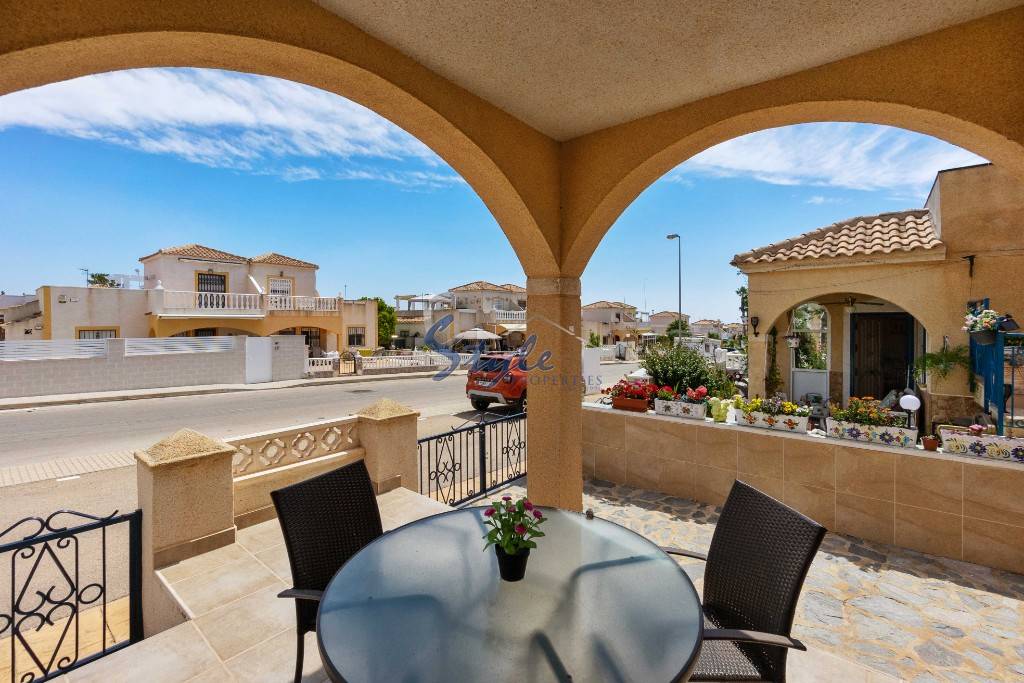 Comprar vivienda con jardín cerca del mar y las playas en Orihuela Costa. ID 6080