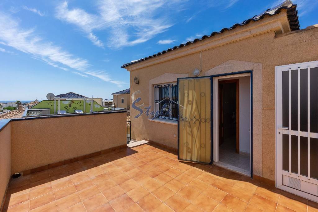 Comprar vivienda con jardín cerca del mar y las playas en Orihuela Costa. ID 6080