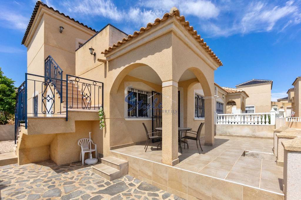 Comprar vivienda con jardín cerca del mar y las playas en Orihuela Costa. ID 6080