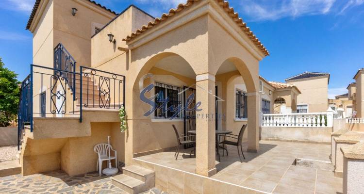 Comprar vivienda con jardín cerca del mar y las playas en Orihuela Costa. ID 6080