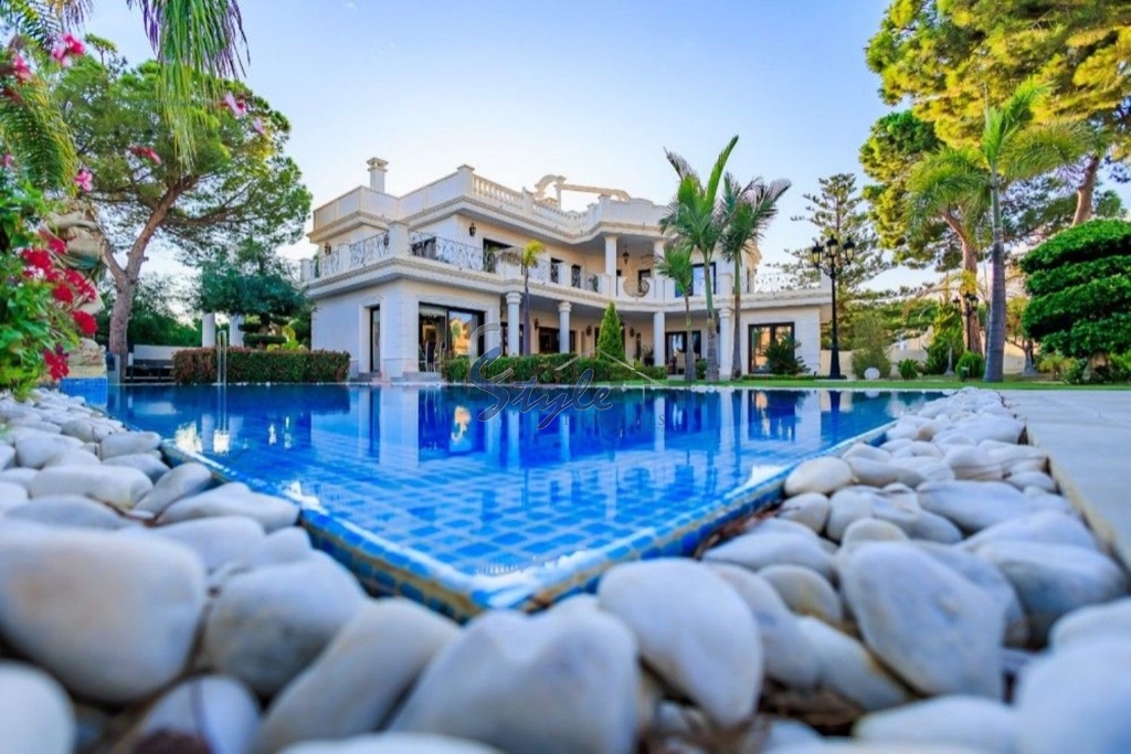 Resale - Luxury Villa - Campoamor