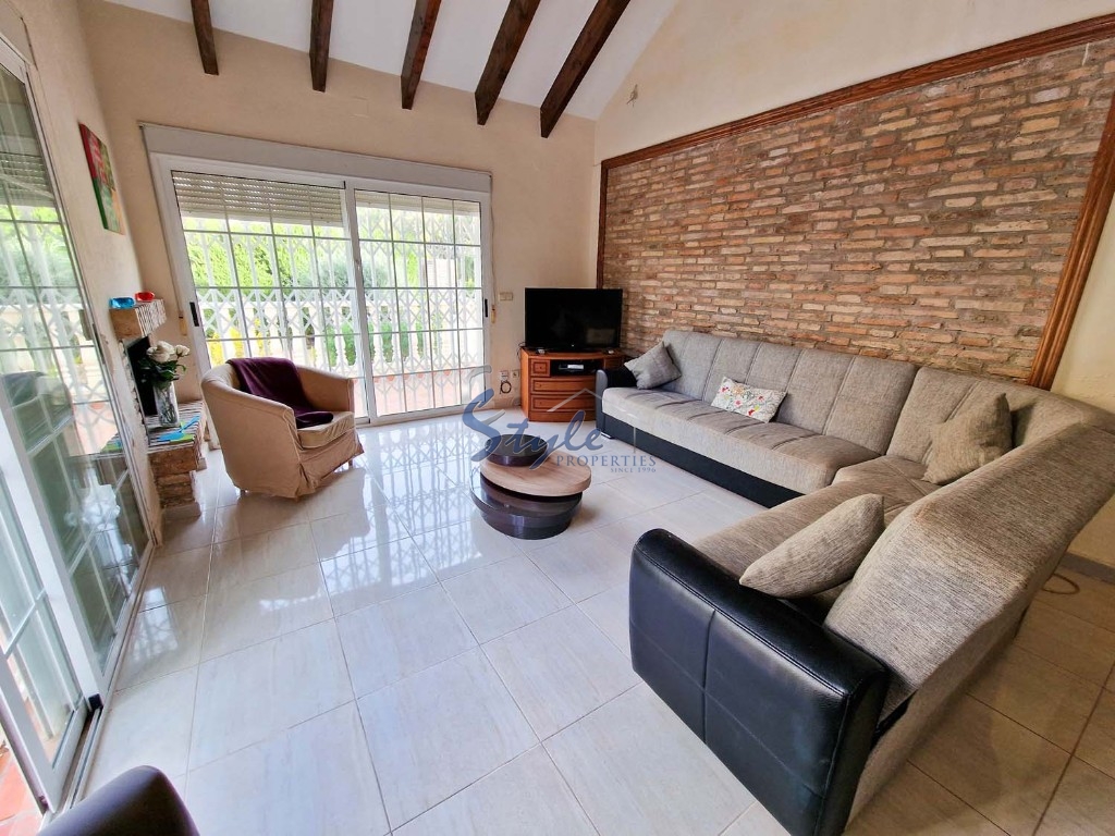 Buy villa with pool in Playa Flamenca, near the sea and close to the beaches of Orihuela Costa. ID: 6086