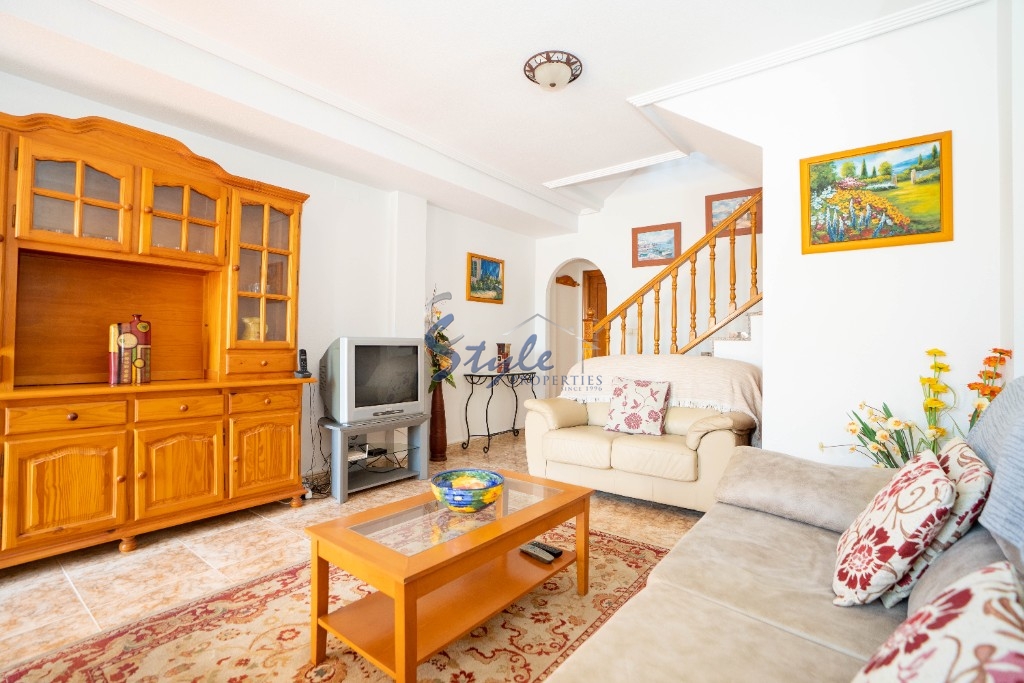 Se vende espaciosa casa adosada, sur, con vistas al mar en Punta Prima, Costa Blanca, España. ID1780