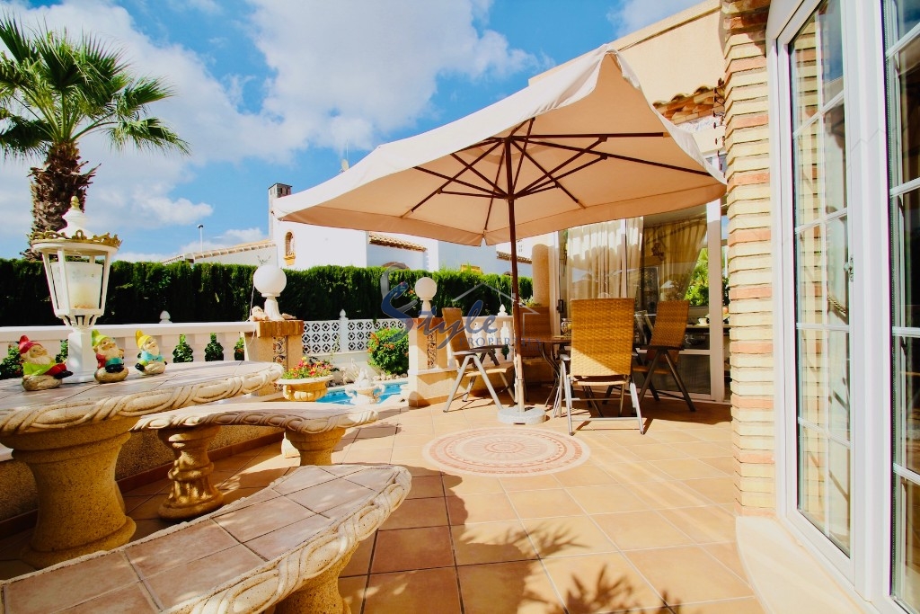 Buy detached villa near the golf course in Los Dolses, Villamartin. ID: 6110