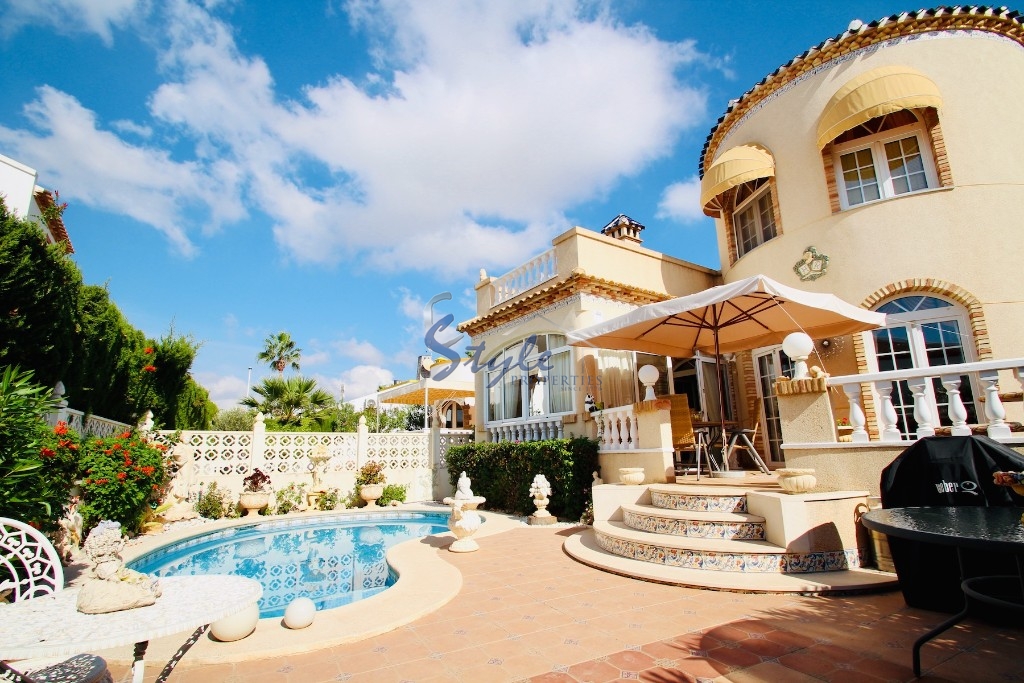 Buy detached villa near the golf course in Los Dolses, Villamartin. ID: 6110