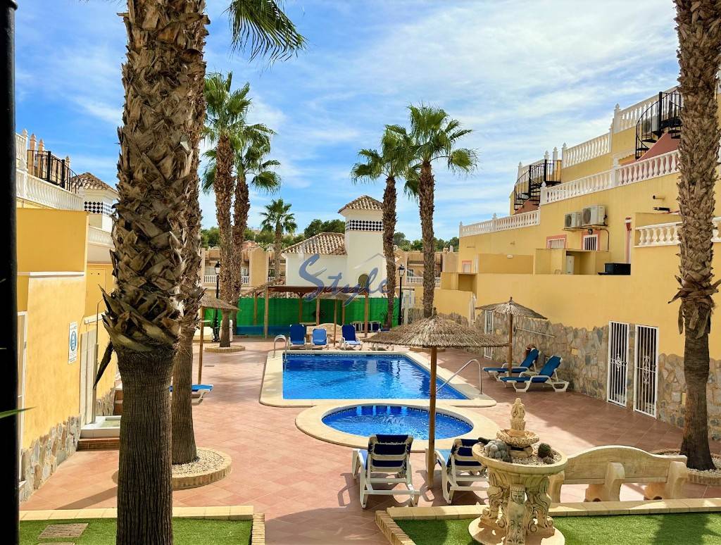 Buy Townhouse with private garden in Costa Blanca close to golf in Villamartin. ID: 6113