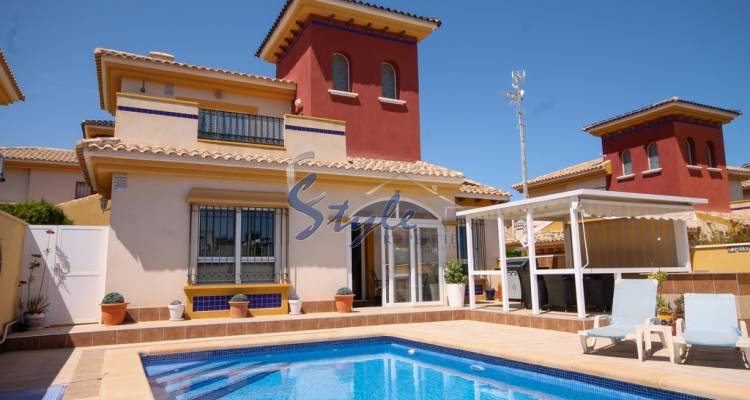 For sale detached villa with private pool in Cabo Roig, Costa Blanca, Spain. ID1831