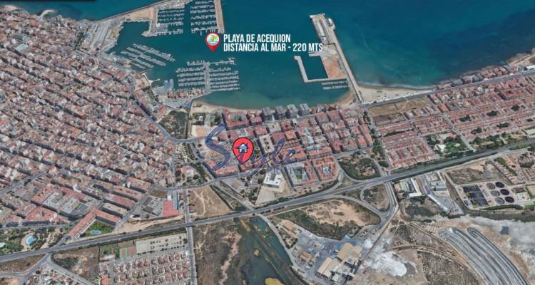 Se vende amplio apartamento a 250 m de la playa en Torrevieja, Costa Blanca, España. ID1741