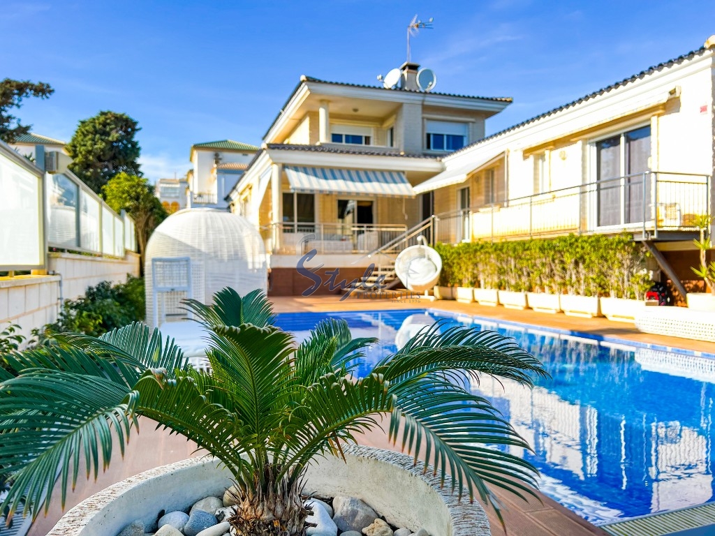 Se vende villa con piscina privada a pocos pasos de la playa en La Mata, Costa Blanca, España. ID3818