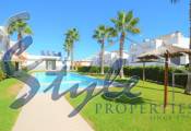 Se vende moderno bungalow con aparcamiento en una urbanización cerrada en Punta Prima, Costa Blanca, España. ID1606