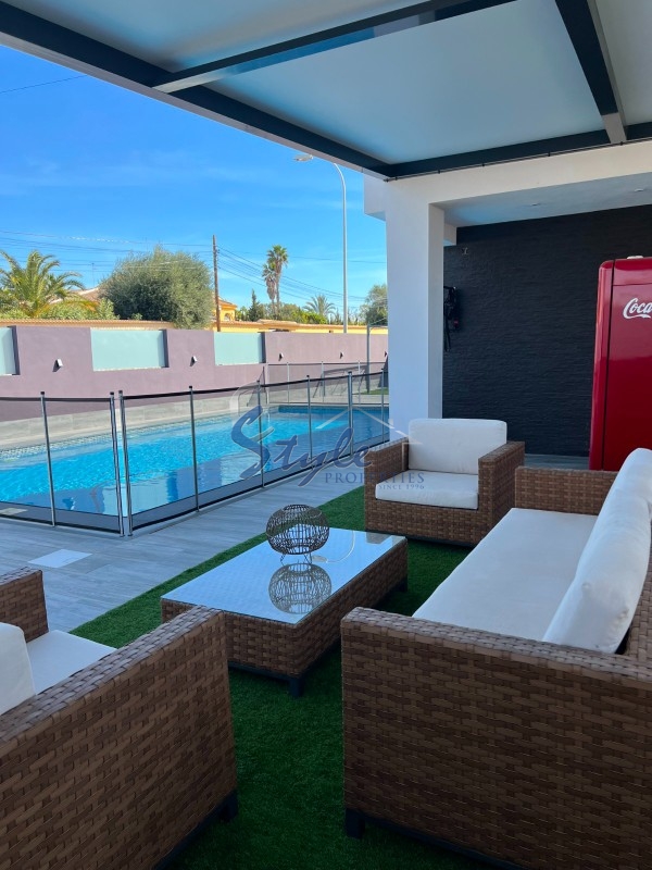 Buy independent villa with lovely garden areas and pool La Florida, Torrevieja, Costa Blanca. ID: 6160