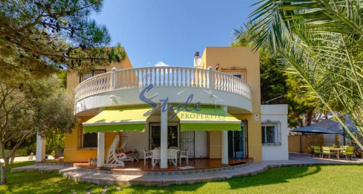 For sale beachside detached house 4 bedrooms in Punta Prima, Orihuela Costa, Costa Blanca. ID1370