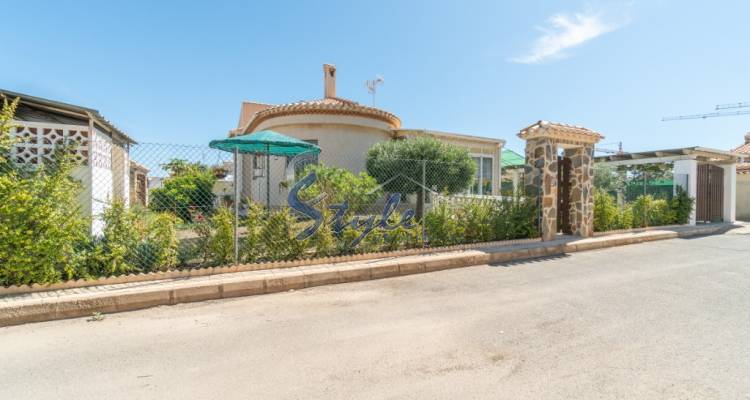Buy chalet in Playa Flamenca, near the sea and close to the beaches of Orihuela Costa. ID: 6174