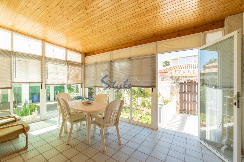 Buy chalet in Playa Flamenca, near the sea and close to the beaches of Orihuela Costa. ID: 6174