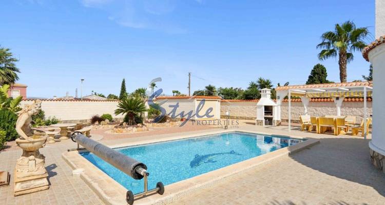 Buy independent villa with lovely garden areas and pool Torreta Florida, Torrevieja, Costa Blanca. ID: 6176