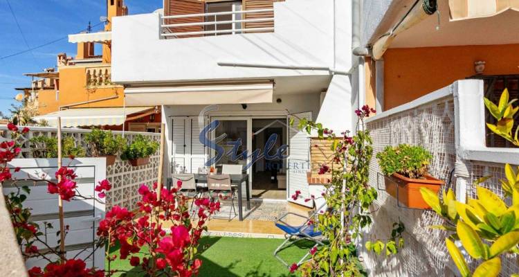 Buy townhouse with garden and pool in Torrevieja, 500 m to the beach. ID 6178