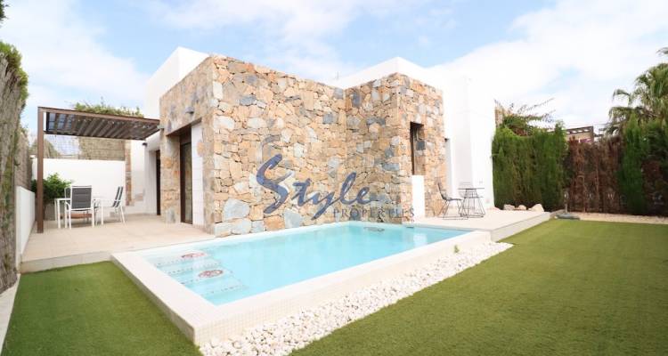 Comprar villa con piscina en Lomas de Cabo Roig, Orihuela Costa cerca del mar. ID 6190