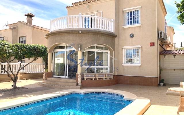 Buy villa near the golf course in Villa Zone, El Galan de Villamartin. ID 6194