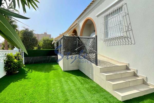 Buy bungalow with garden and pool in Torrevieja. ID 6248