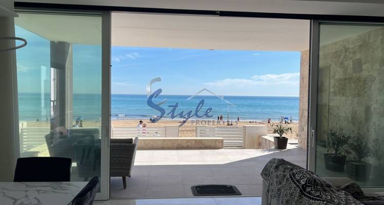 Comprar Villa en 1ª línea de la playa con acceso privado al mar en La Mata Playa. ID 6256