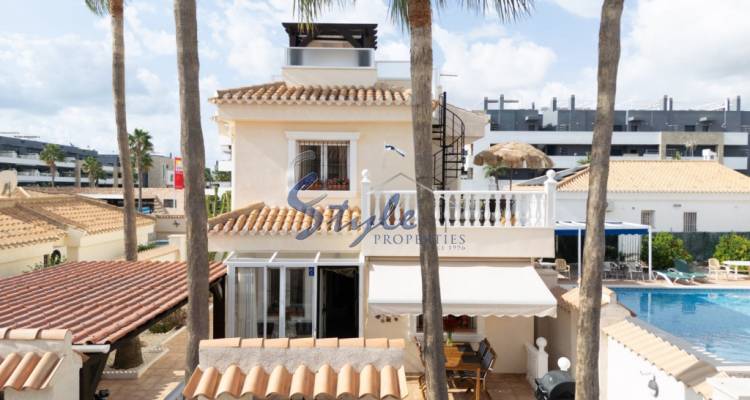 Se vende villa en Playa Flamenca, La Zenia, Orihuela Costa, Costa Blanca. ID 2731