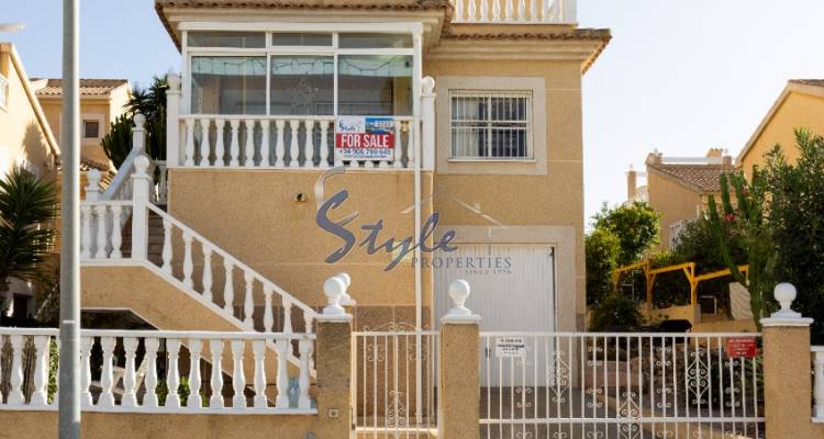 Se vende chalet de 3 dormitorios y gran sótano en Los Altos-La Florida, Costa Blanca, España. ID2322