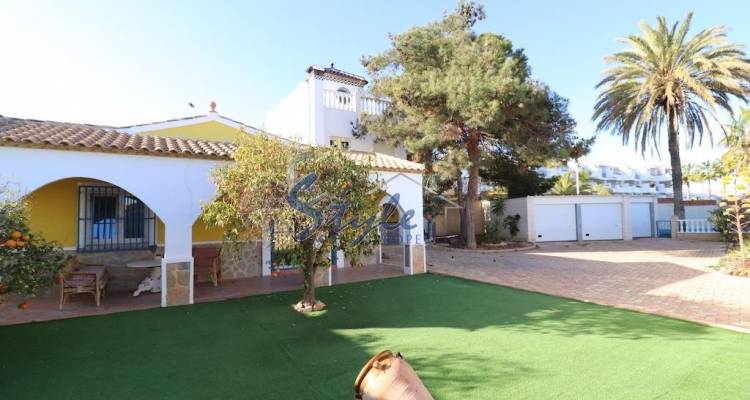 Buy detached villa near the golf course in Los Dolses, Villamartin. ID: 6267