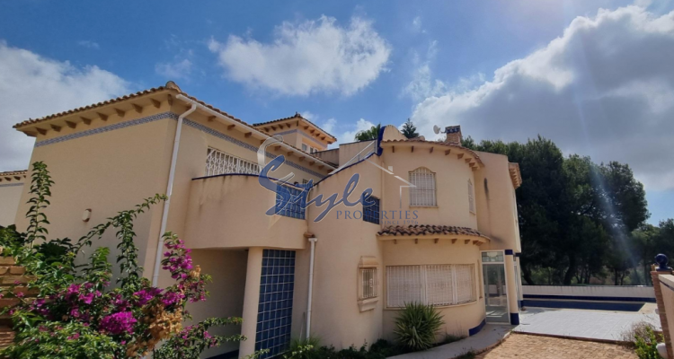 For sale detached villa with golf views in Las Ramblas, Orihuela Costa, Spain. ID1447