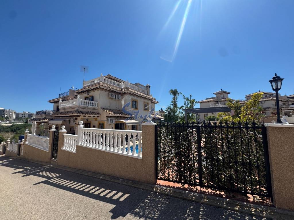 Продается дом с бассейном в Pinada Golf 2, Villamartin, Вилламартир, Коста Бланка, Испания. ID1564