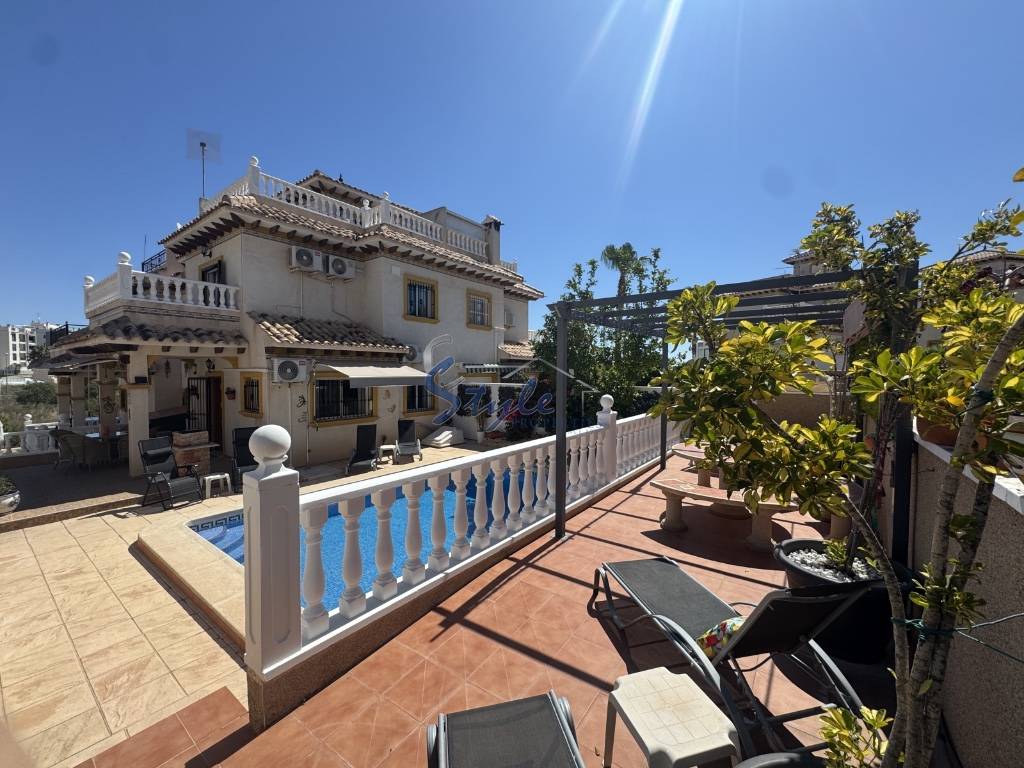 Продается дом с бассейном в Pinada Golf 2, Villamartin, Вилламартир, Коста Бланка, Испания. ID1564
