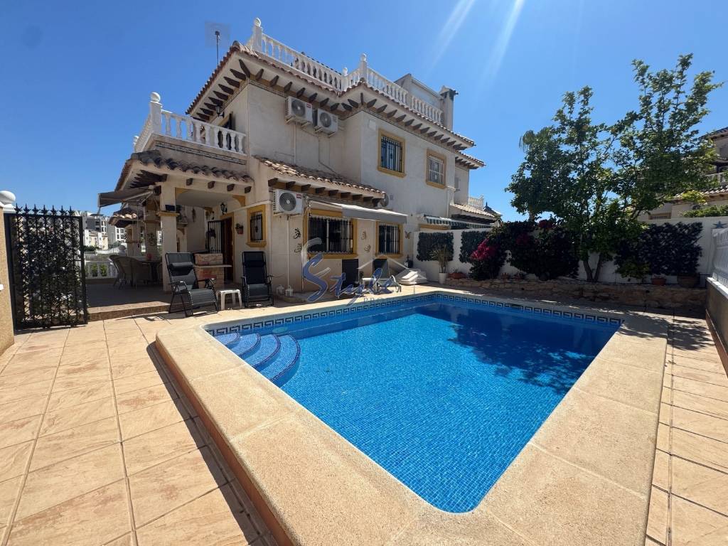 Продается дом с бассейном в Pinada Golf 2, Villamartin, Вилламартир, Коста Бланка, Испания. ID1564